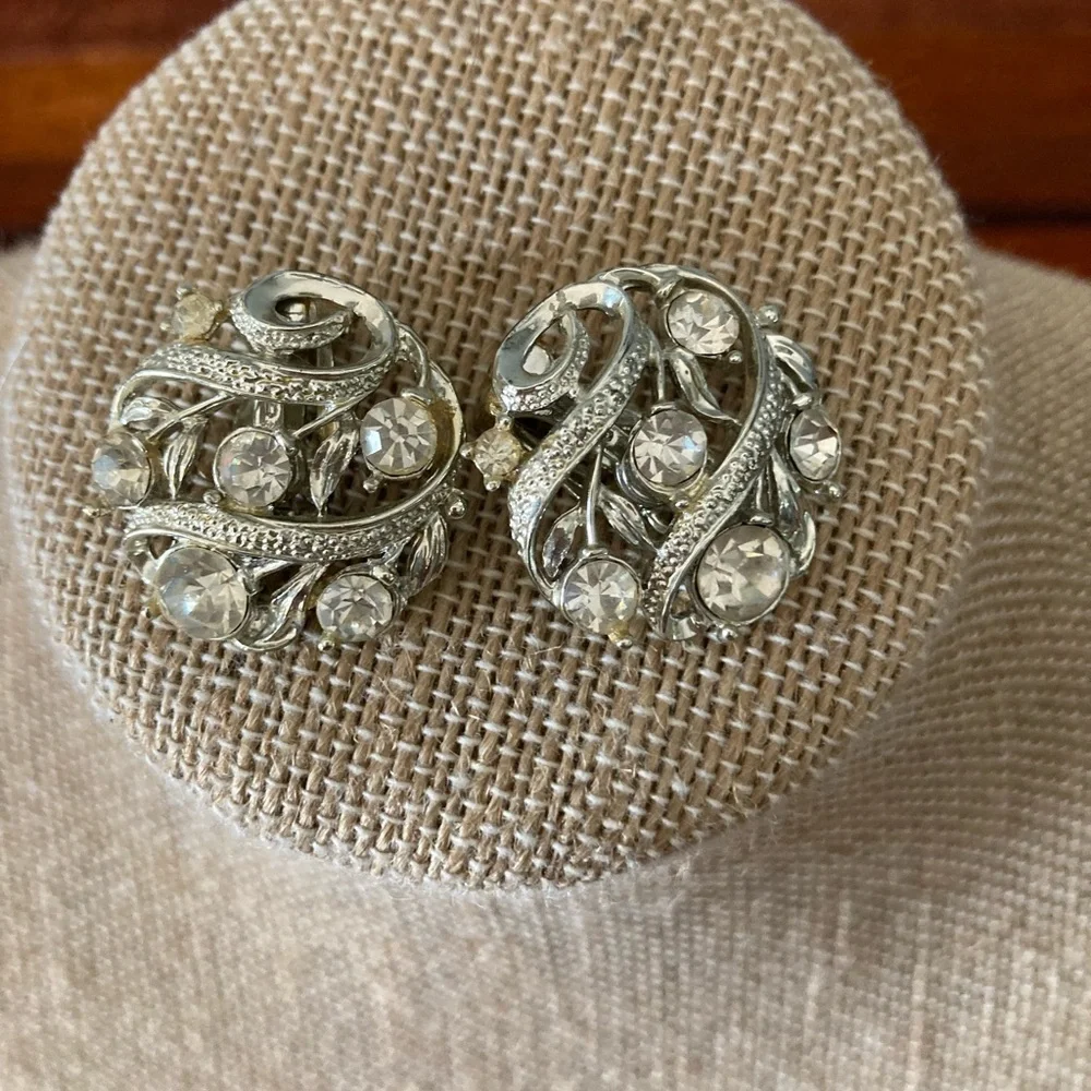 Vintage Lisner Rhinestone Earrings Silver Tone 1” Clip on earrings
